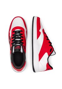 Punased ja valged tennisekingad mustade aktsentidega, siledast nahast, ümarad varbad, mustad paelad ja tekstureeritud kummitald. Logo keele peal.