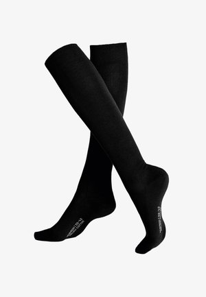 Schwarze knielange Socken mit verstärkten Zehen und weißem Text auf der Sohle vor weißem Hintergrund.