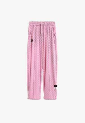 Pantalones rosas a cuadros de corte ancho con cintura elástica, cordón, bolsillos laterales y pequeños logos negros y dorados en el lado izquierdo.