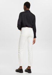 Esprit MEDIUM RISE - Liibuvad teksad - off white