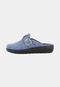 Ciabatta in felt blu dalla forma arrotondata, dotata di una fibbia argentata e di una suola in gomma nera. Texture morbida con dettagli di design minimi.