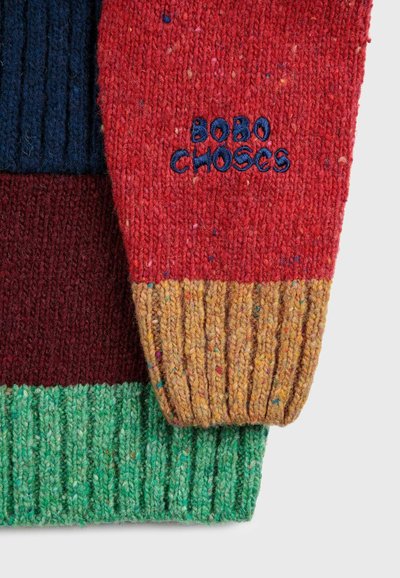 Mehrfarbiger gestrickter Pullover mit gerippter Textur; verfügt über rot, blau, burgunderrot, grün und gelb gestreifte Muster; gesticktes "BOBO CHOSES" Logo.
