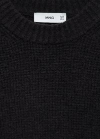 Schwarzer Strickpullover mit einem gerippten Rundhalsausschnitt und einem strukturierten Muster, Etikett sichtbar mit Größeninformation, das Material scheint weich zu sein.