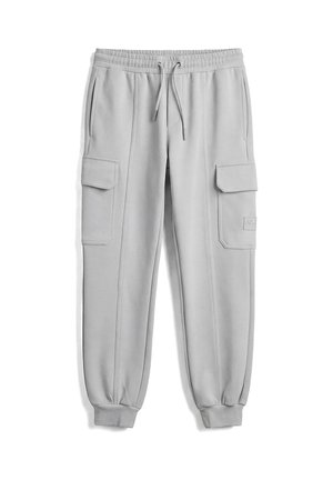 Lichtgrijze cargo joggerbroek met trekkoord in de taille, zijvakken met klep en omgeslagen enkels, plat neergelegd op een witte achtergrond.