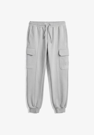 Pantalones jogger cargo gris claro con cintura de cordón, bolsillos laterales con solapa y tobillos con puños, colocados planos sobre fondo blanco.