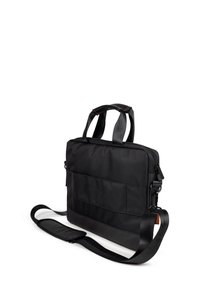 Borsa per laptop nera realizzata in tessuto resistente, con manici doppi, tracolla regolabile e chiusura a zip. Presenta tasche frontali e superficie testurizzata.