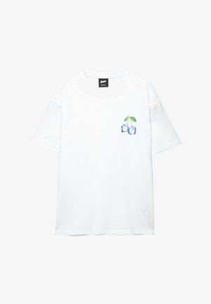 Fehér pamut póló, bal mellen egy világoskék grafikával, amelyen két cseresznye zöld levelekkel látható. Rövid ujjú és laza szabású.