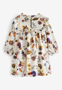 Robe à manches longues couleur crème avec col à volants et imprimé floral et papillons dans des tons violets, orange, jaune et marron.