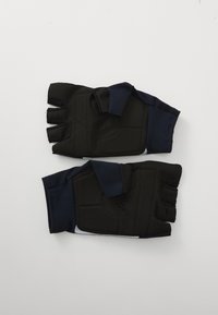 Svarta fingerlösa handskar med vadderade sektioner och marinblå detaljer. Tillverkade av ett texturerat material med ventilationshål för andningsförmåga.