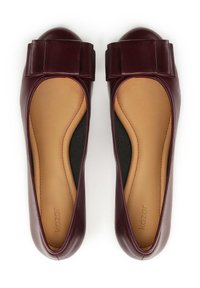 Burgundia nahast lamedad kingad ümarate varvastega ja silmapaistva paelaga. Beže sisemus mustade sisetaldade detailidega, sile tekstuur.