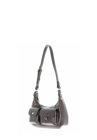 Sac à main en cuir marron foncé avec une forme arrondie, une sangle ajustable et deux poches avant. Il est doté de ferrures ton argent et d'une finition texturée.