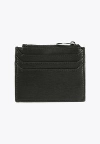 Tiivis musta nahkakorttikotelo, jossa on kolme korttipaikkaa ja ylhäällä vetoketjullinen kolikkotasku, valkoista taustaa vasten.