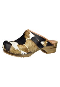 Zoccoli in pelle di mucca marrone e nera con suola in legno, texture liscia, punta arrotondata e rifinitura in pelle sul retro aperto.