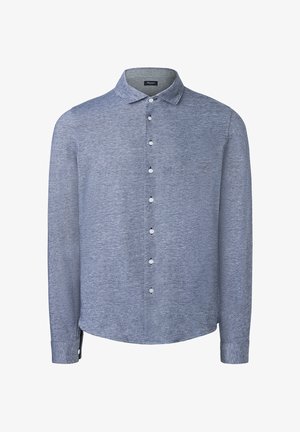 Camicia a maniche lunghe con bottoni, realizzata in tessuto azzurro chiaro. Presenta un colletto classico, bottoni bianchi e un orlo curvo. Texture liscia.