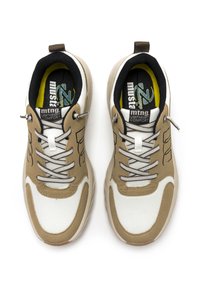 Zapatillas deportivas en beige y blanco, fabricadas con materiales de ante y malla. Presentan un interior negro, cordones grises y un discreto detalle del logo.