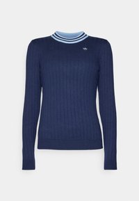 Marineblauwe geribde trui met lange mouwen, voorzien van een lichtblauwe gestreepte kraag en een klein zilveren logo op de borst. Zachte textuur.