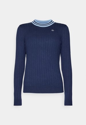 Pull en maille côtelée navy à manches longues, avec un col rayé bleu clair et un petit logo argenté sur la poitrine. Texture douce.