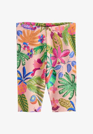 Pink shorts med farverige tropiske blomster-, blade-, fugle- og frugtmønstre i levende grønne, blå, orange og lilla nuancer.