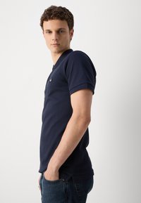 Calvin Klein Jeans BADGE SLIM - Poloskjorter - night sky