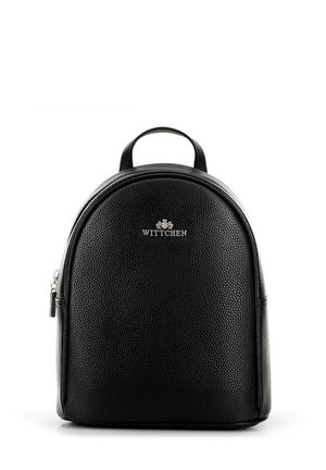 Mochila de cuero negra con superficie texturizada, forma redondeada, asa superior y herrajes de plata que presentan el logo "Wittchen" en la parte delantera.