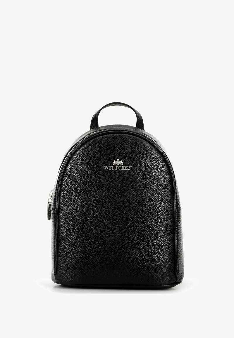Schwarzer Leder-Rucksack mit einer strukturierten Oberfläche, runder Form, Oberhandgriff und silbernen Beschlägen, die das "Wittchen"-Logo auf der Vorderseite zeigen.