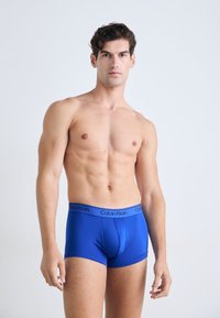 Blaue Boxershorts mit einem Logo-Bund. Hergestellt aus glattem Stoff, mit einer figurnahen Passform und einem vorderen Beutel für Unterstützung.