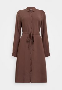 Brun knäppklänning med långa ärmar, ett knytbart midjebälte och mjukt tyg. Har en klassisk krage och en knälång design.