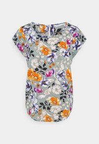 Květinový top s krátkým rukávem v světle zelené barvě, se vzorem tmavých listů a fialovými, oranžovými a růžovými květinami; kulatý výstřih a zapínání na knoflík na zádech.