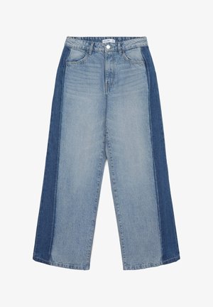 Jeans à jambes larges présentant un design bicolore avec du denim bleu clair et bleu foncé. Style classique à cinq poches avec une fermeture éclair et des passants de ceinture.