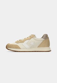 Beige og hvide lave sneakers lavet af ruskind og glat læder, med et stjernelogo, syede detaljer og en brun gummisål.