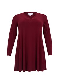 Bordeaux langærmet kjole med V-udskæring, prydet med dekorative nitter omkring halsudskæringen. Lavet af blødt, let faldende stof med A-formet snit.