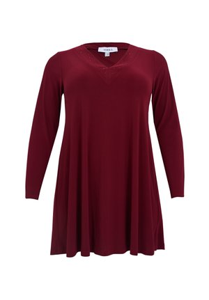 Bordeaux langærmet kjole med V-udskæring, prydet med dekorative nitter omkring halsudskæringen. Lavet af blødt, let faldende stof med A-formet snit.