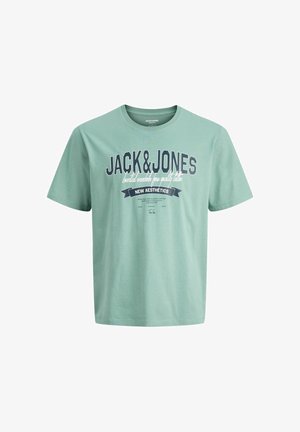 Světlé zelené tričko s krátkým rukávem s nápisem "JACK & JONES" a "NEW AESTHETICS" v tmavém a bílém textu na přední straně.