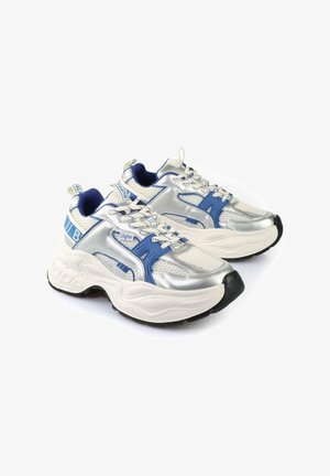 Scarpe da ginnastica argentate e blu con pannelli in rete, suole spesse e lacci bianchi; presenta il marchio sul tallone e sulla linguetta.