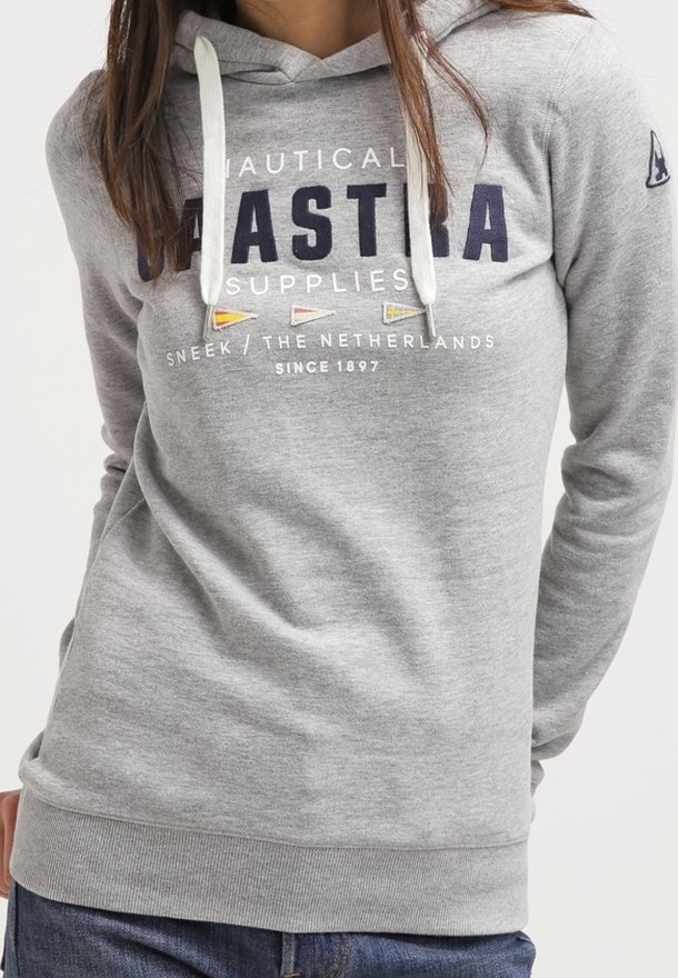 Sweat à capuche gris avec cordons blancs, texte "NAUTICAL DASTRA SUPPLIES SNEEK / THE NETHERLANDS SINCE 1897" et petites icônes de drapeaux nautiques.