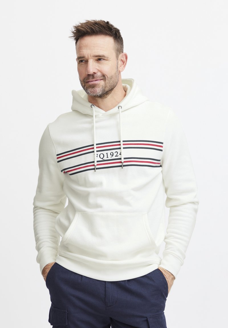 Sudadera blanca con un diseño de rayas horizontales en rojo y negro, con un bolsillo tipo canguro y capucha ajustable con cordón.