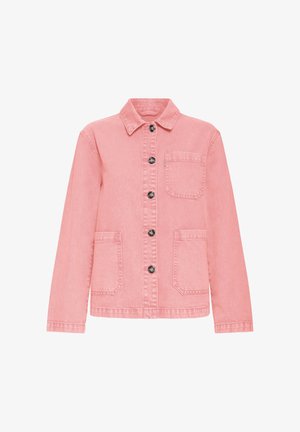 Roze spijkerjasje met een kraag, knoopsluiting aan de voorkant, twee zijzakken en één borstzak. Textuur van de stof is overal gelijk.