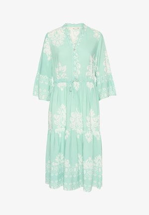 Ein mintgrünes Kleid mit weißen Blumenmustern, einem Kragen, durchgehender Knopfleiste und ausgestellten Ärmeln, das an der Taille elastisch und mit einem gestuften Saum versehen ist.