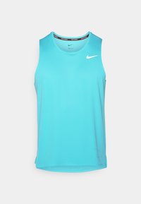 Débardeur Nike bleu clair avec col rond, fabriqué en tissu lisse et léger. Présente un petit logo blanc sur le devant.