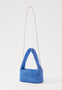 Borsa a tracolla blu con perline, di forma rettangolare, corpo strutturato e manico a catena. Presenta una superficie testurizzata con piccole perline sferiche.