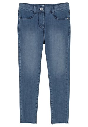 Jeans de mezclilla en azul claro con un ligero desgaste, con cierre de botón, diseño de cinco bolsillos y dobladillo deshilachado en los tobillos.