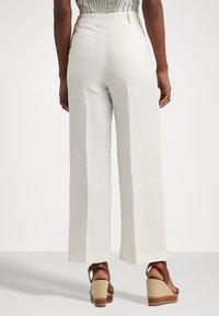 Lauren Ralph Lauren BASHRALLE CROPPED FLAT FRONT - Trousers - white
