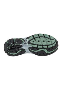Suola della scarpa con un mix di gomma nera e accenti verdi, una superficie texture e un design flessibile e curvato per trazione e supporto.