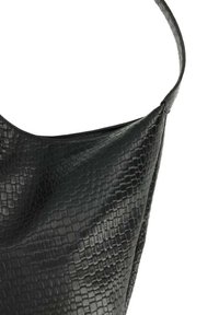 Borsa a spalla in pelle nera con una trama testurizzata simile a quella dei rettili. Presenta una forma curvata e una sola tracolla per il trasporto.