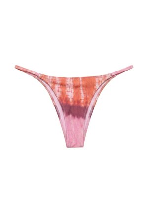 Różowo-pomarańczowe majtki bikini tie-dye z cienkimi bocznymi paskami, pokazane na płasko na białym tle.