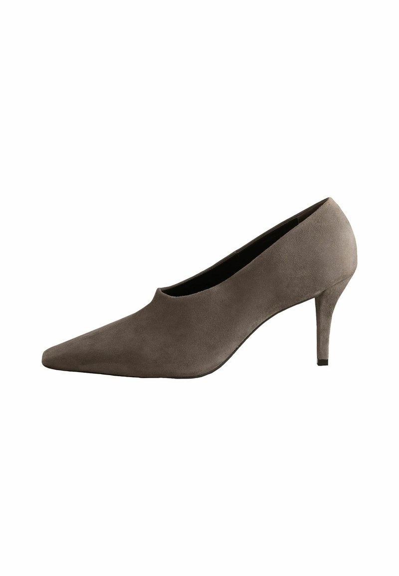 Chaussures à talons hauts en daim gris avec un bout pointu et une silhouette élancée. Elles présentent un talon fin et effilé ainsi qu'une finition lisse et texturée.