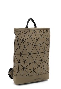 Sac à dos beige avec motif géométrique triangulaire noir, poignée noire et bretelles réglables, marqué "SURI FREY" en bas.