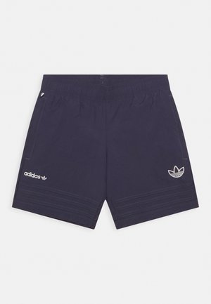 Shorts bleu marine Adidas avec ceinture élastique, poches latérales, logo Adidas blanc sur la jambe gauche et emblème trèfle sur la jambe droite.