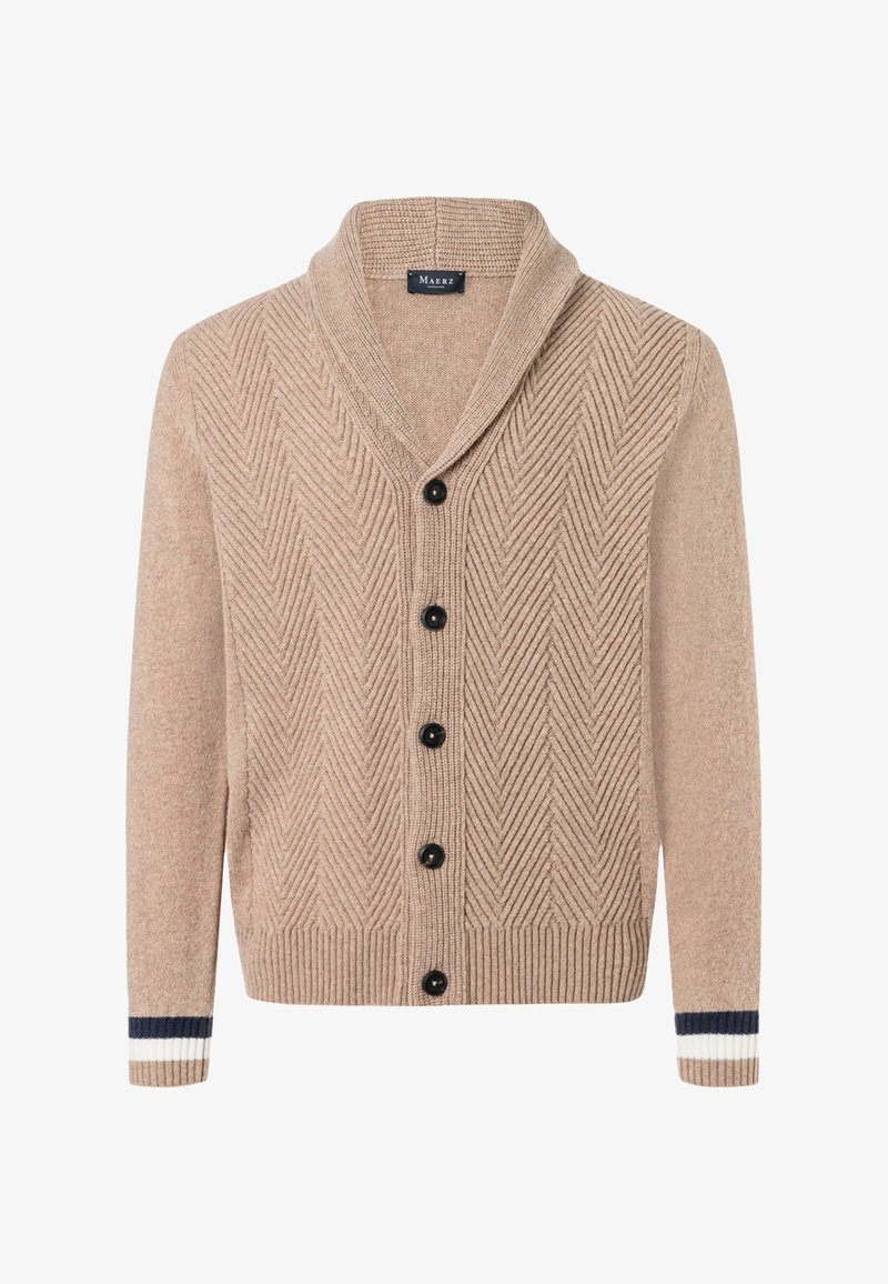 Beige gestrickter Cardigan mit Schalkragen, schwarzen Knöpfen, strukturiertem Chevron-Muster auf der Vorderseite und marineblauen sowie weißen Streifen an den Ärmelbündchen.