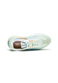 Muntgroene sneakers met een soepele, lichte bovenkant, contrasterende oranje en bruine accenten, en een zachte witte binnenvoering.